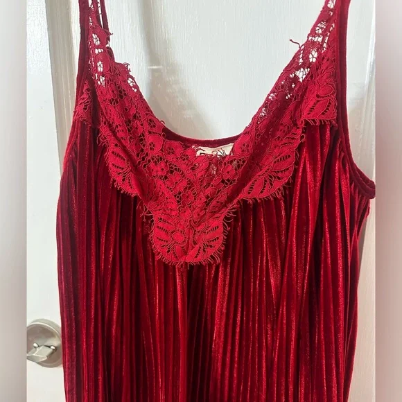 NWOT BiBi Red Lace Detail Top - Picture 3 of 5